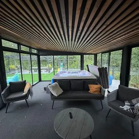 King's Hill, Moderni Perhelomakohde Villa Vantaa